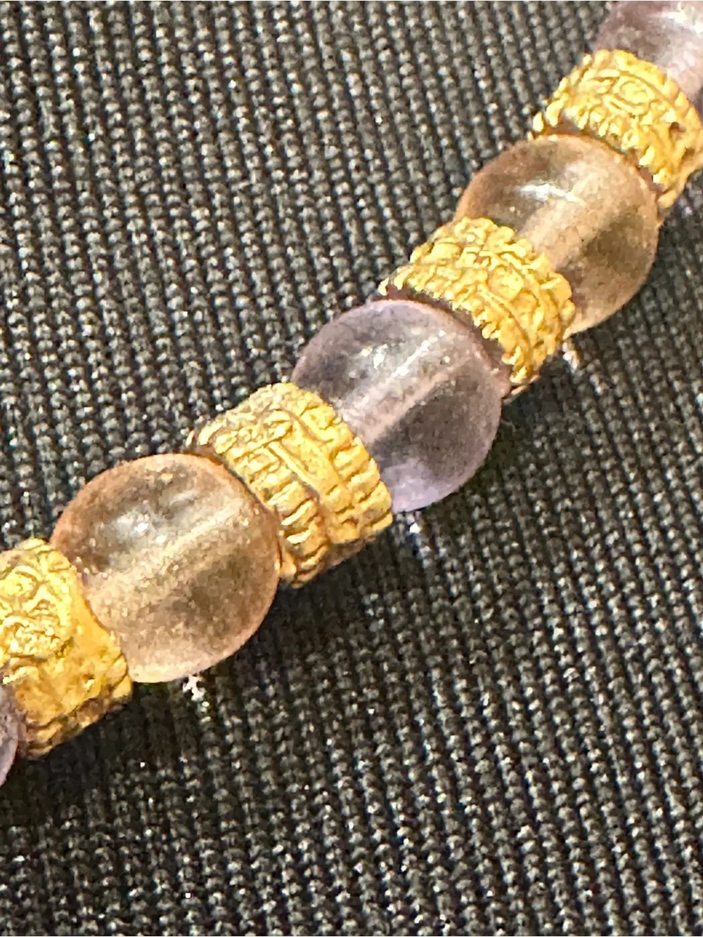 THIS IS A LADIES MURANO GLASS NECKLACE MEASURING 17” IN LENGTH, 6” WHEN WORN. I
